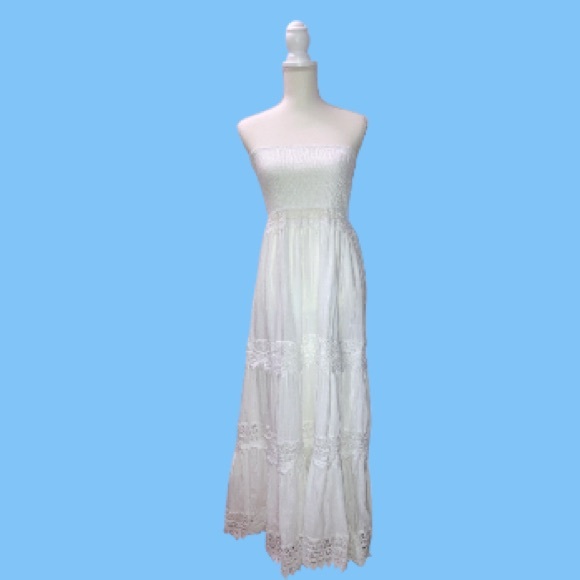 Beautiful White laced Tierd Cottage Maxi Dress - Picture 7 of 11